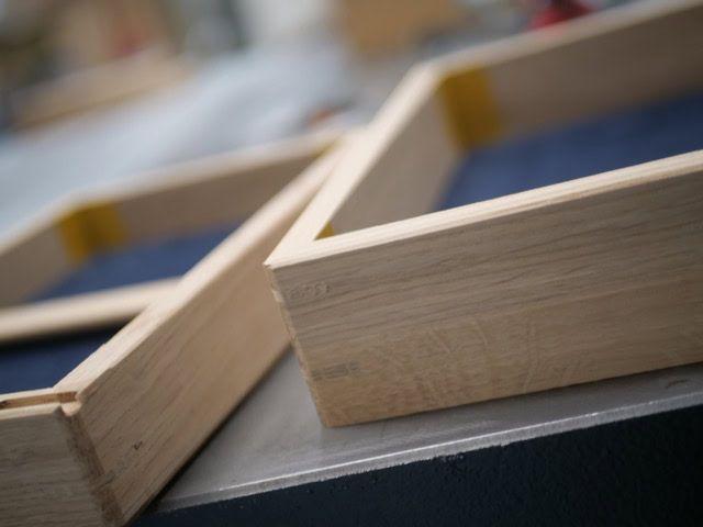 To rammer laget av treverk, plassert på en arbeidsbenk i et verksted.