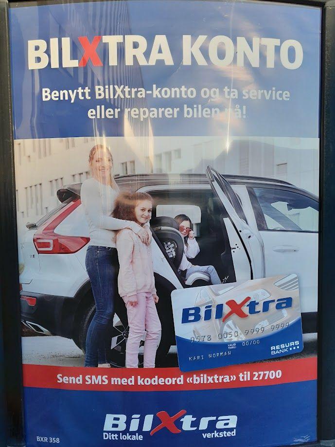 Plakat for BilXtra-konto med en kvinne og to barn ved en bil, som oppfordrer til bilservice og reparasjoner.