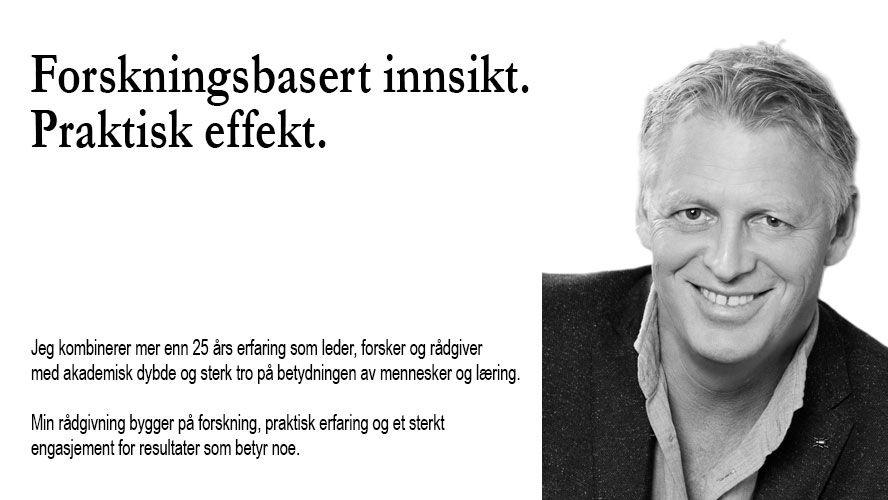 Forskningsbasert innsikt med en mann som smiler, presenterer praktisk effekt og erfaring innen undervisning og læring.