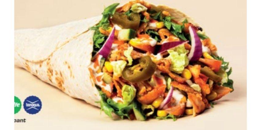 En stor burrito fylt med kylling, grønnsaker, jalapeños og saus, ser appetittvekkende ut på en lys bakgrunn.