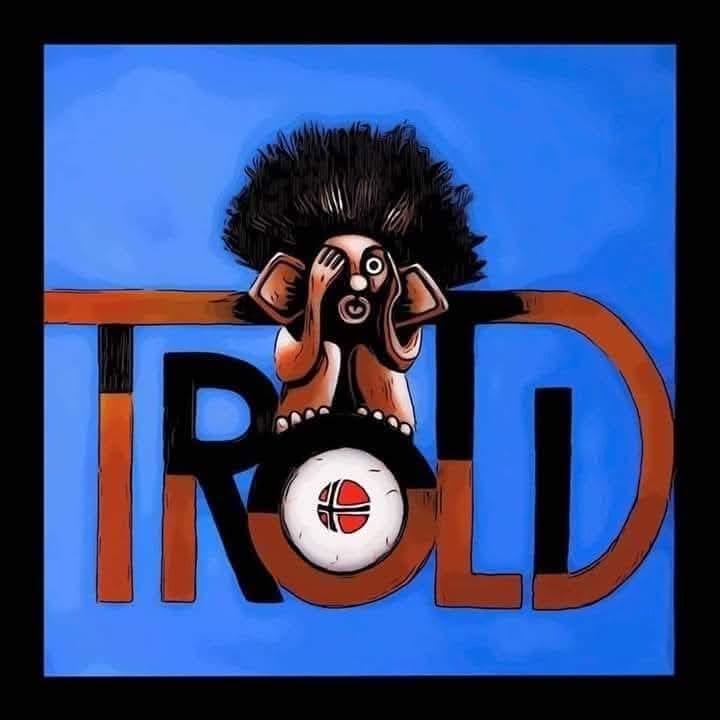 Trollfigur med svart hår som holder seg for ansiktet, plassert over teksten "TROLD" med norsk flagg.