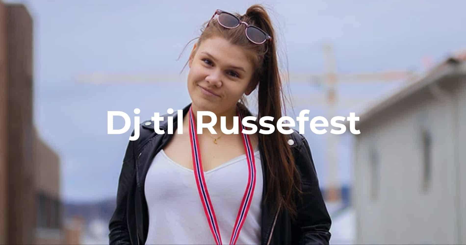 Ung kvinne med solbriller og skinnjakke, klar for russefest med medalje rundt halsen.