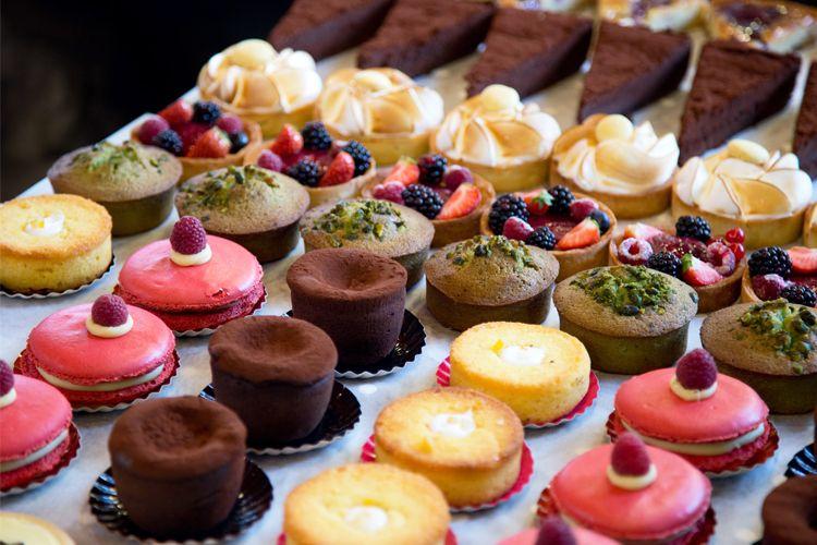 Fargerike kaker og cupcakes med frukt og krem, perfekt for dessert eller fest.
