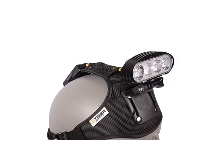 Hjelm med festet hodelykt og flere LED-lamper for optimal belysning i mørket.