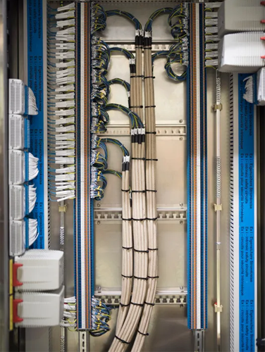 Kabelsystem i et skap med organiserte ledninger og tilkoblinger for elektrisk utstyr.