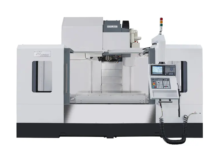 En moderne CNC-maskin med kontrollpanel, designet for presisjonsbearbeiding av metall og andre materialer.