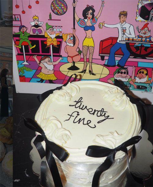 En bursdagskake med hvit glasur og teksten "twenty fine", foran en fargerik bakgrunn med festlige karakterer.