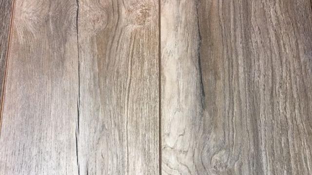 Gulvplanker i lyst tre med naturlige årer og tekstur, perfekt for moderne interiørdesign.